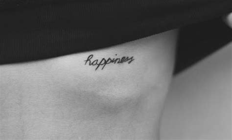 Tatuajes en el pecho para mujeres: 61 frases inspiradoras